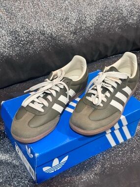adidas Originals Olive Green and White Men’s Sneakers Size 9 WOMENS